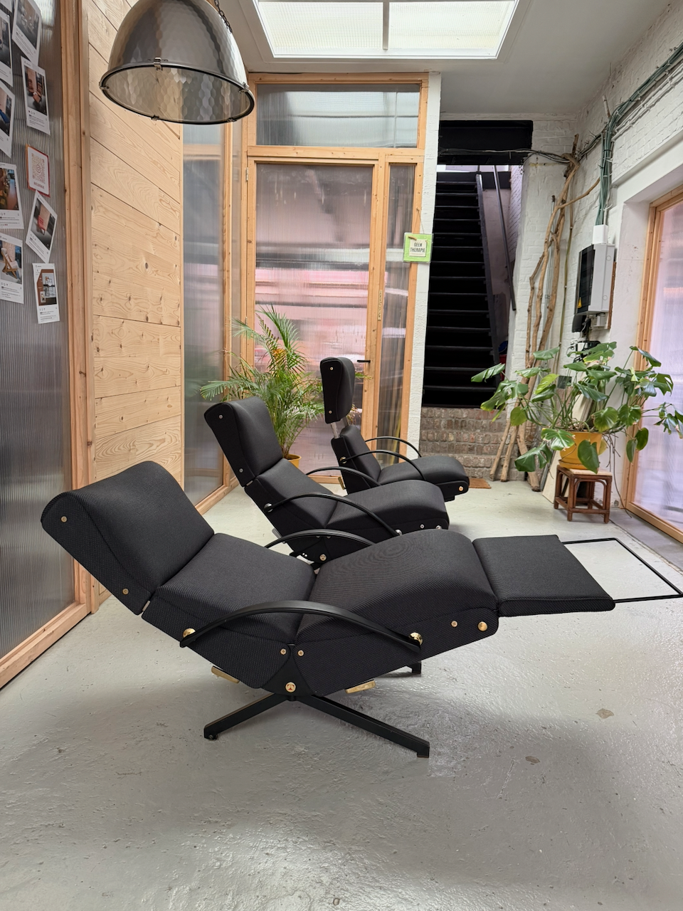 Herstoffeerde Tecno P40 fauteuils