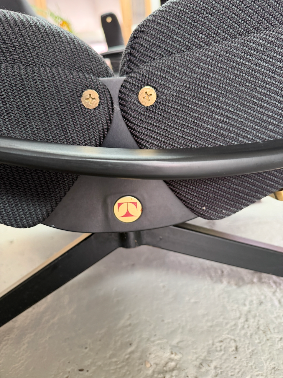 Herstoffeerde fauteuil details